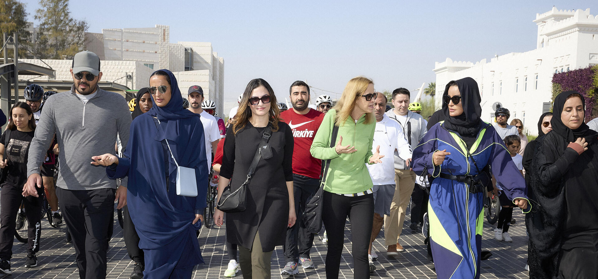 صاحبة السمو الشيخة موزا بنت ناصر تُشارك في مسيرة رياضية تضامنية نظمّتها مؤسسة قطر في اليوم الرياضي للدولة 