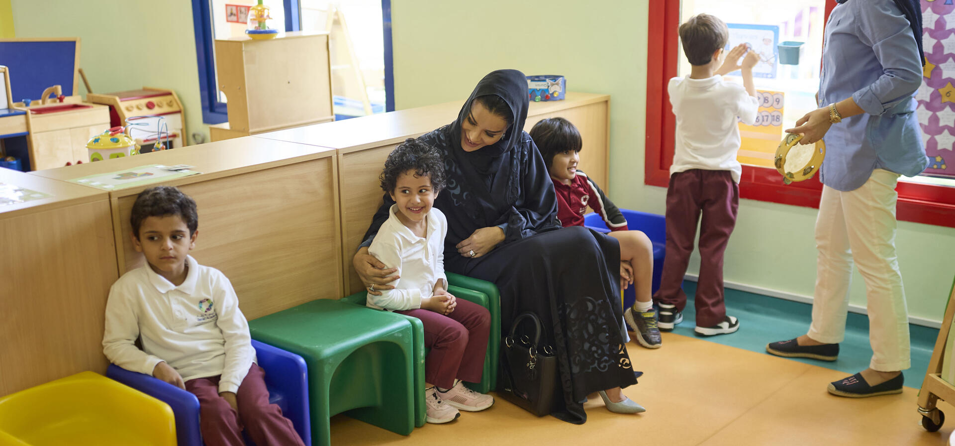 صاحبة السمو الشيخة موزا تقوم بزيارة لأكاديمية ريناد