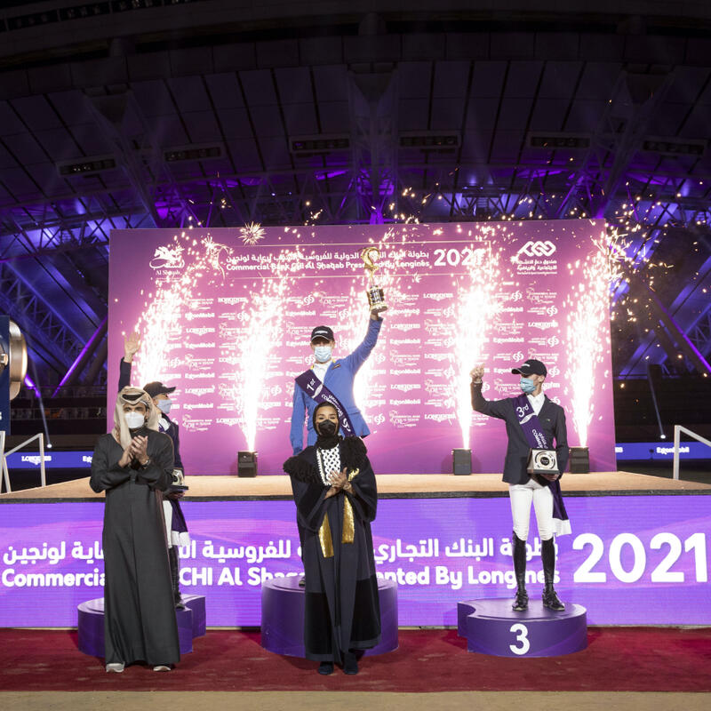 صاحبة السمو الشيخة موزا تتوج الفائز ببطولة البنك التجاري الدولية للفروسية