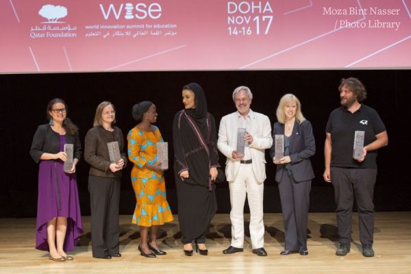 HH Sheikha Moza with the 2017 WISE Award winners 