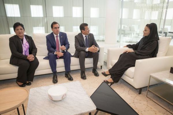 صاحبة السمو الشيخة موزا تجتمع بوزير خارجية السلفادور صاحبة السمو الشيخة موزا تجتمع بوزير خارجية السلفادور